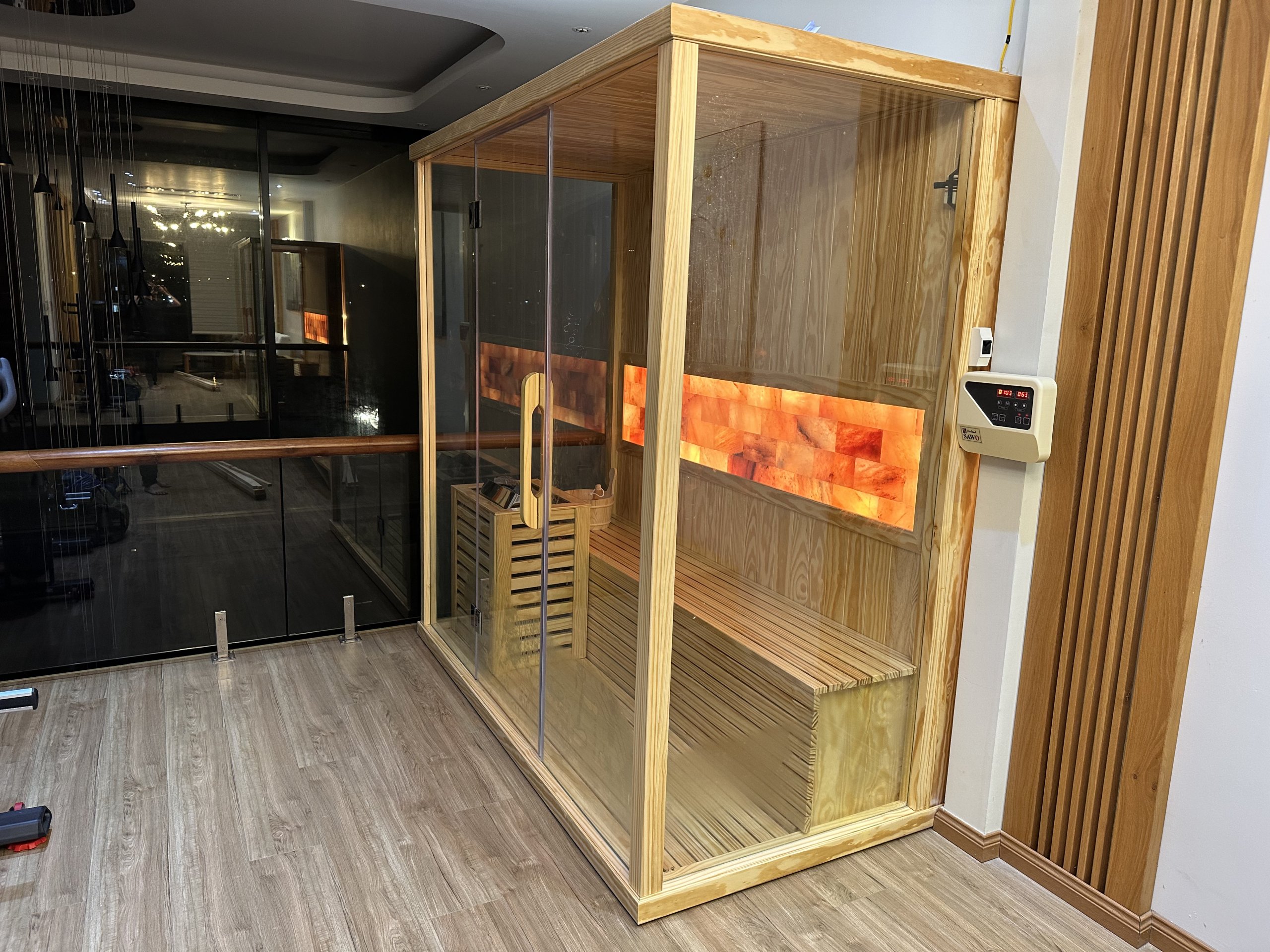 Thiết kế phòng xông hơi kính cường lực kết hợp gỗ tự nhiên mang phong cách spa cao cấp.